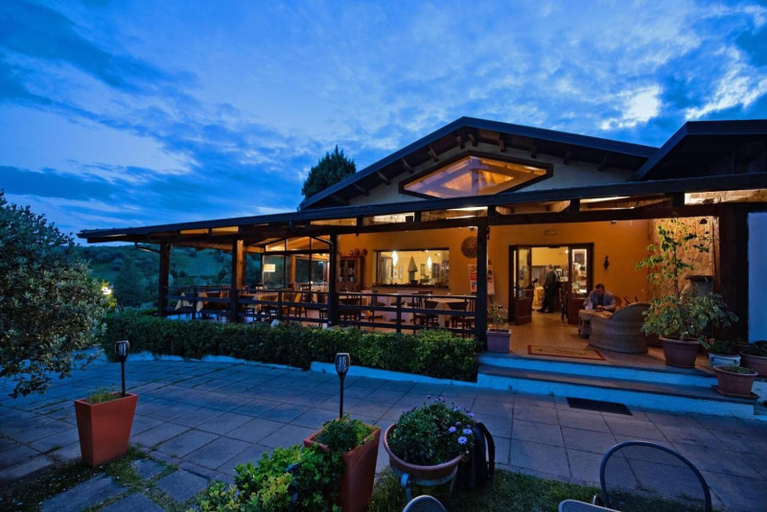 Exterior & Views 2, Agriturismo Il Borgo sul Lago, Vibo Valentia