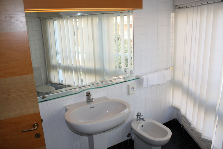 Bathroom 5, Hotel Genova, Genova