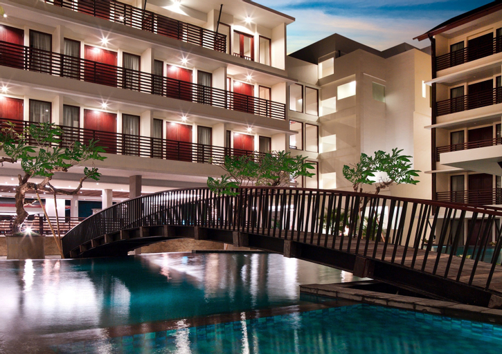 Exterior & Views 30