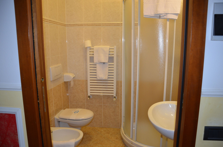 Bathroom 5, Hotel Alexander, Modena