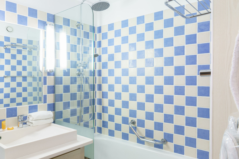 Bathroom 5, SOWELL HÔTELS Le Beach, Calvados