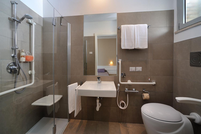Bathroom 4, Hotel delle Nazioni, Pesaro E Urbino