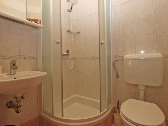Bathroom 3, House 1599, Medulin
