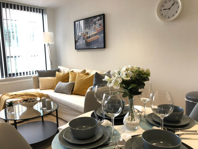 Others 4, Stunning one bedroom apartment by Creatick, Reading