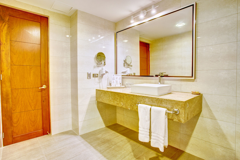 Bathroom 5, Hotel San Fernando Plaza, Medellín