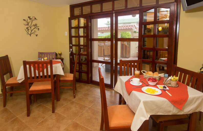 Food & Drinks, Puerta Sol Inn, Santa Elena