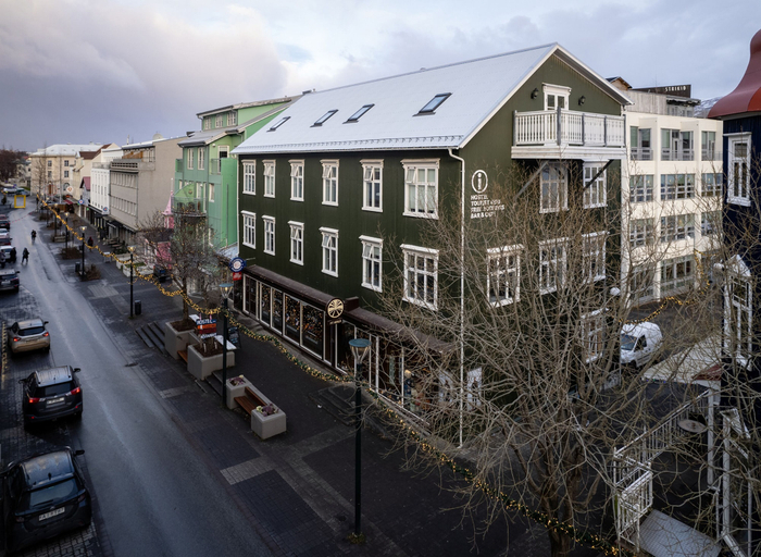 Exterior & Views