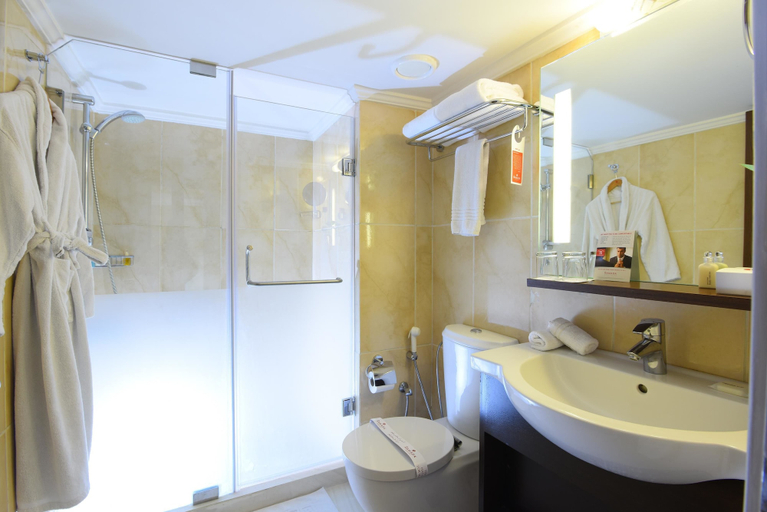 Bathroom 4, Ramada by Wyndham Downtown Beirut, Beirut