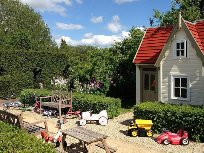 Exterior & Views 2, Epsom Cottage, Oxfordshire