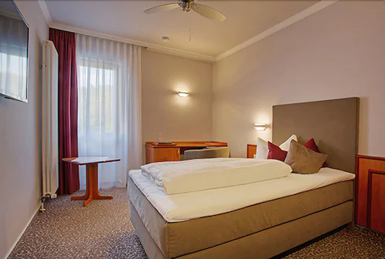 Bedroom 4, Hotel Victoria, Bad Kreuznach