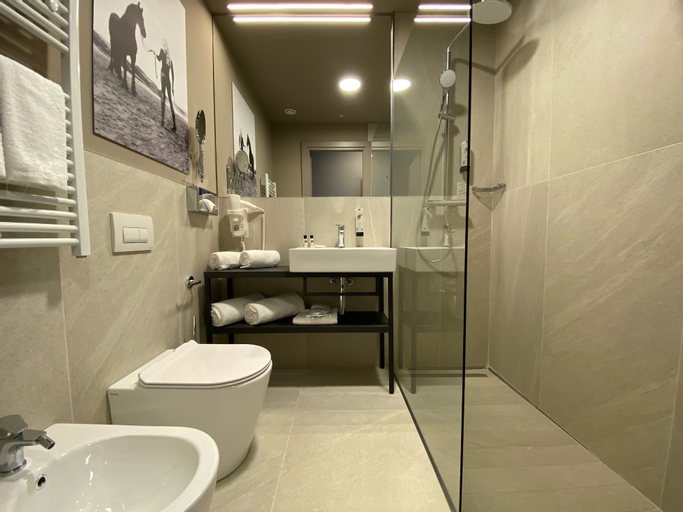 Bathroom 16