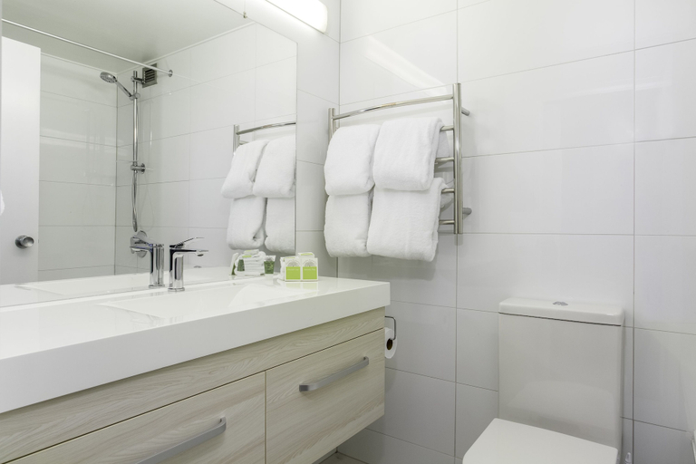 Bathroom 4, Heartland Ambassador Hotel Hamilton, Hamilton