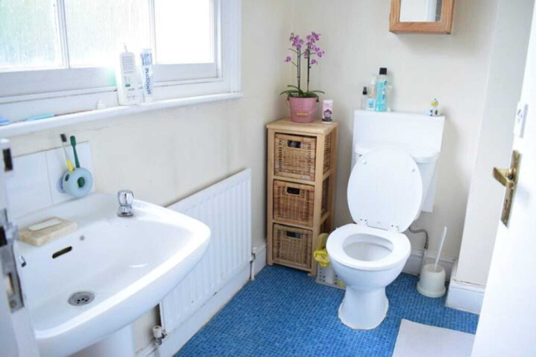 Bathroom, Lovely Victorian Flat for 6 in Stoke Newington, London