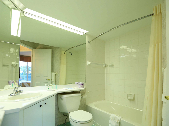 Bathroom 4, Quality Suites, La Côte-de-Beaupré