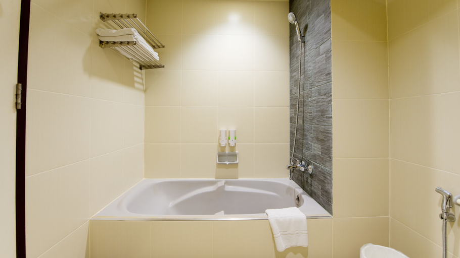 Bathroom 5, Pinehurst Golf Club & Hotel, Khlong Luang