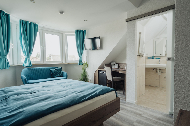 Bedroom 4, Hotel & Restaurant Hessischer Hof, Offenbach