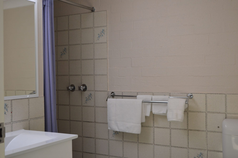 Bathroom 5, Sunseeker Motor Inn, Eurobodalla