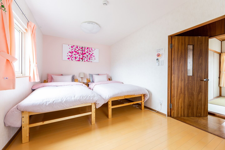 Bedroom 2, A-Ja, Niki