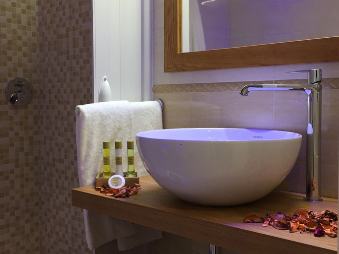 Bathroom 4, Grand Hotel Royal, Napoli