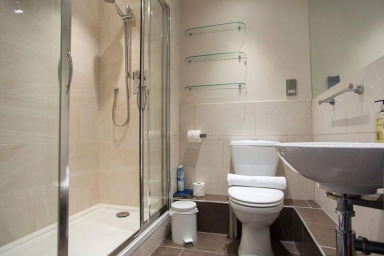 Bathroom 4, Sophisticated Edinburgh Apartment in City Centre, Edinburgh