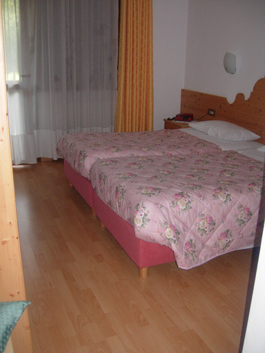 Bedroom 3, Hotel Albe, Belluno