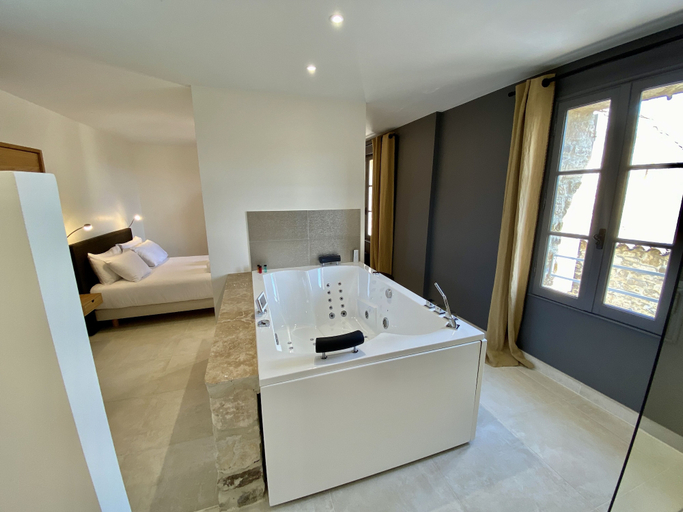 Bathroom 5, La Maison des Vendangeurs, Gard