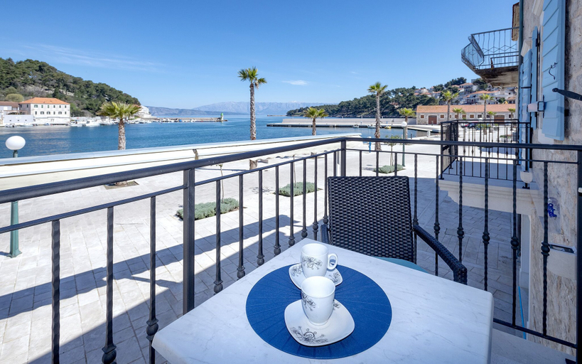 Others 5, Villa Riva, Jelsa