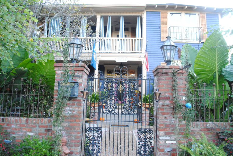 Exterior & Views