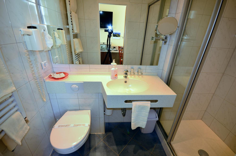 Bathroom 5, Hotel Restaurant Zur Mainlust, Main-Kinzig-Kreis