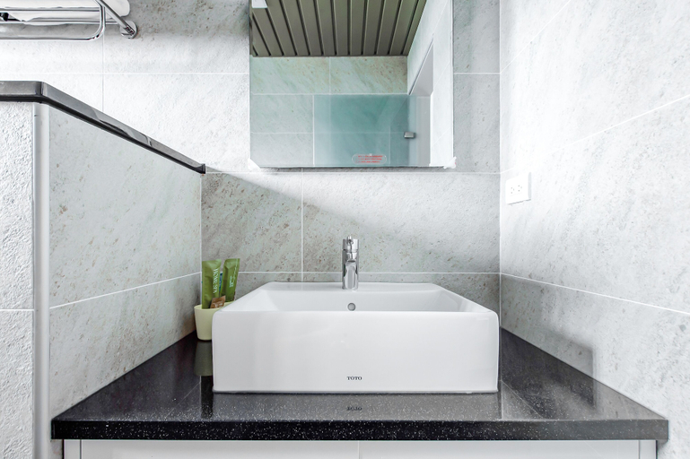 Bathroom 5, Wenshui, Yilan