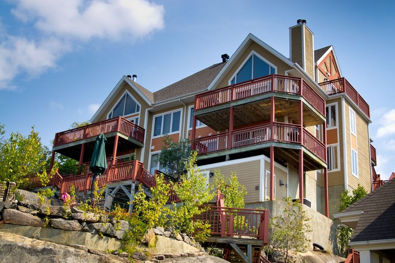 Exterior & Views
