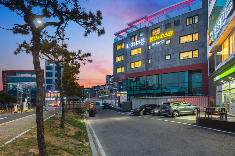 Exterior & Views
