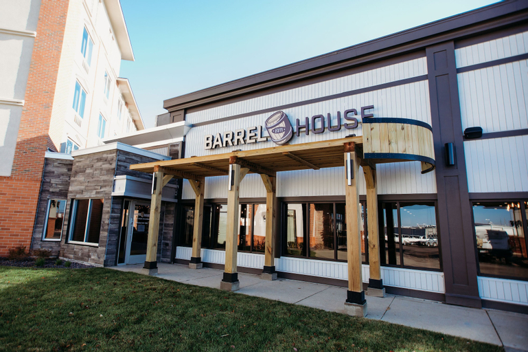 Exterior & Views 2, DoubleTree by Hilton Hotel Bloomington, McLean