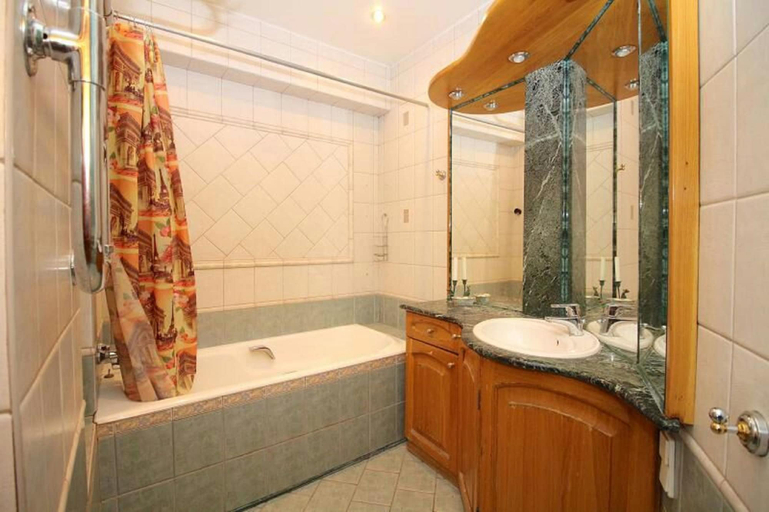 Bathroom 4, Lakshmi Apartment Universitet, Western