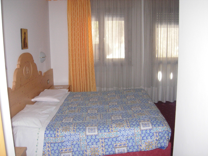 Bedroom 3, Hotel Albe, Belluno