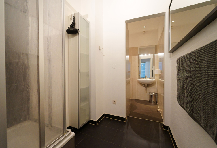Bathroom 3, Planet Berlin City Apartments, Berlin