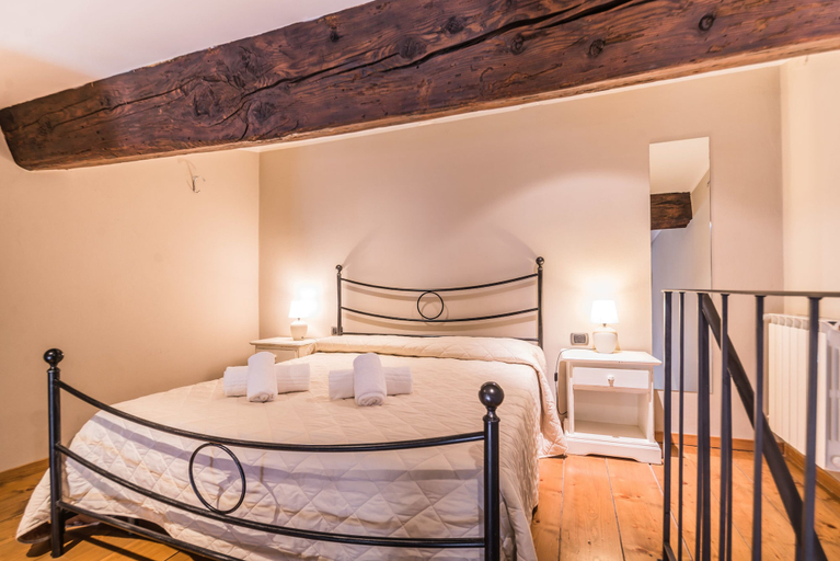 Others 4, A Few Steps to The Duomo Upscale 2BD Apt, Florence