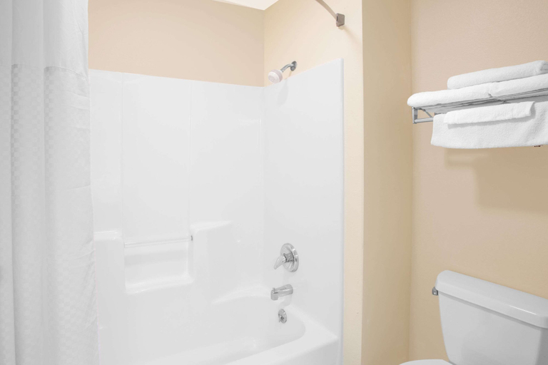 Bathroom 5, Days Inn by Wyndham Madison NE/Windsor, Dane