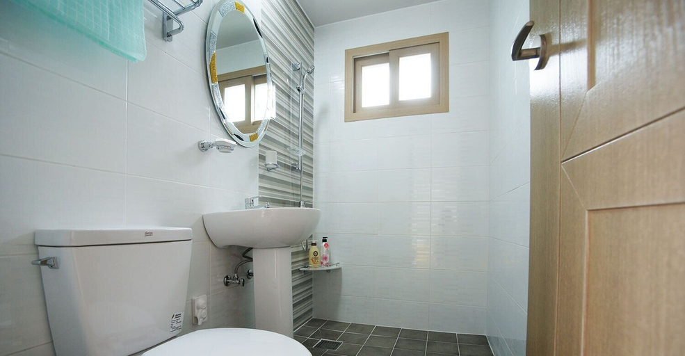 Bathroom, Jeju Badagreen Pension, Jeju