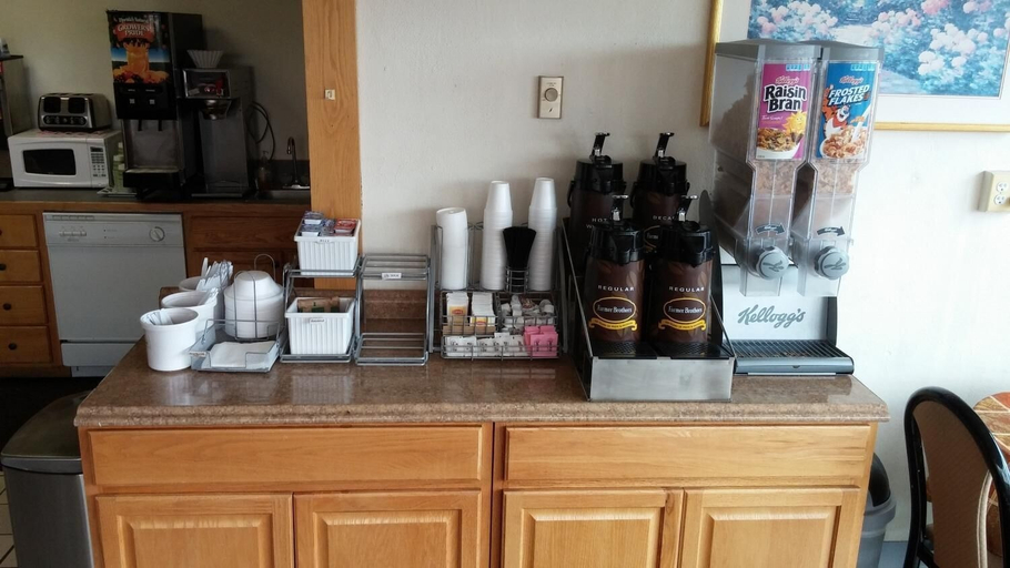 Food & Drinks 5, Super 8 by Wyndham Laramie, Albany