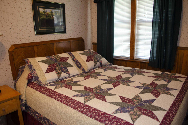 Bedroom 3, Crandell Mountain Lodge, Division No. 3