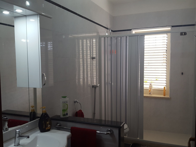 Bathroom 3, Villa Valeria, Trapani