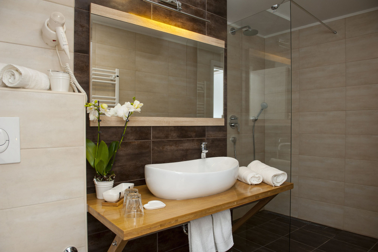 Bathroom 4, Palace Tartaglia, Split