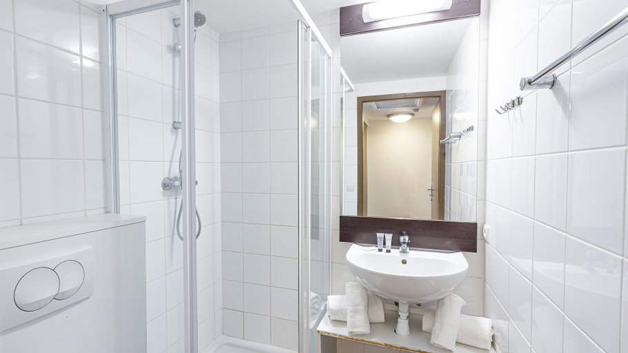 Bathroom 3, Madame Vacances Les Cottages de Valjoly, Nord