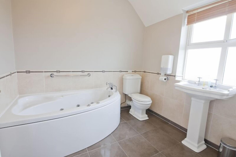 Bathroom, Upton Court Holiday Cottages