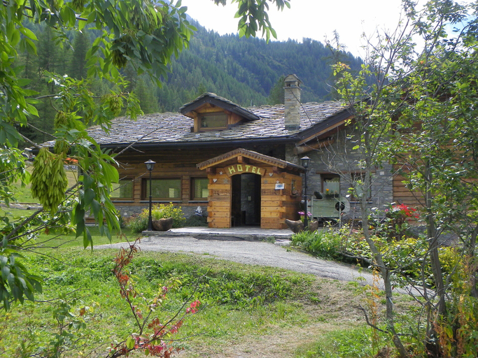 Exterior & Views
