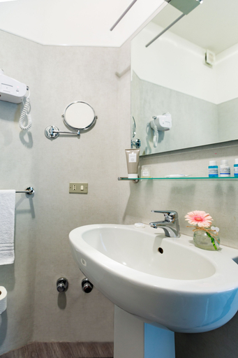 Bathroom 4, Hotel Oleggio Malpensa, Novara