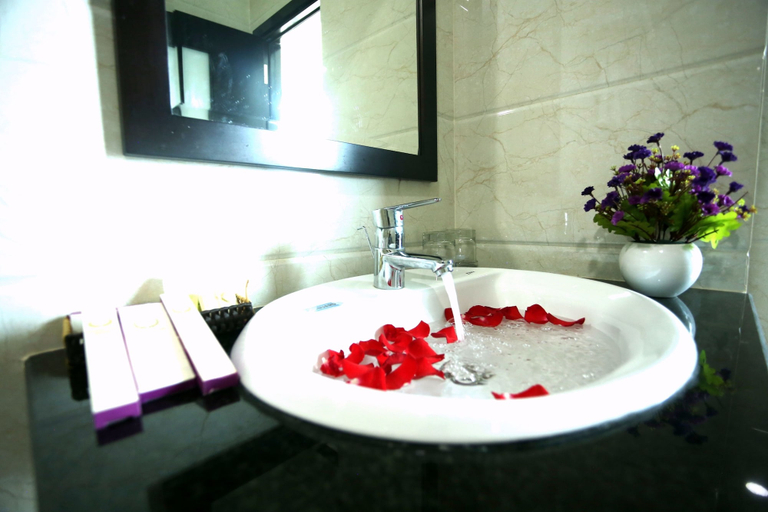Bathroom 5, Huong Son Hotel, Da Nang