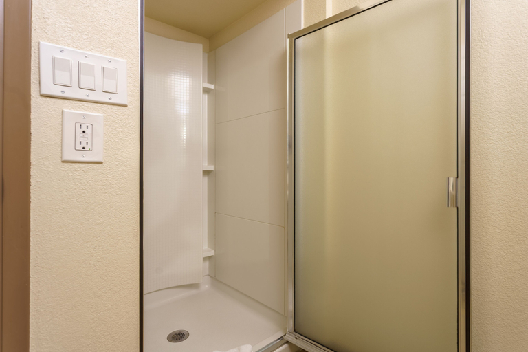 Bathroom 4, Riverfront Inn Roseburg, Douglas