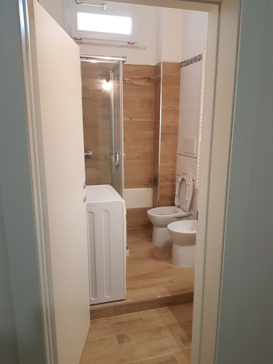 Bathroom 4, Royal House, Lecce